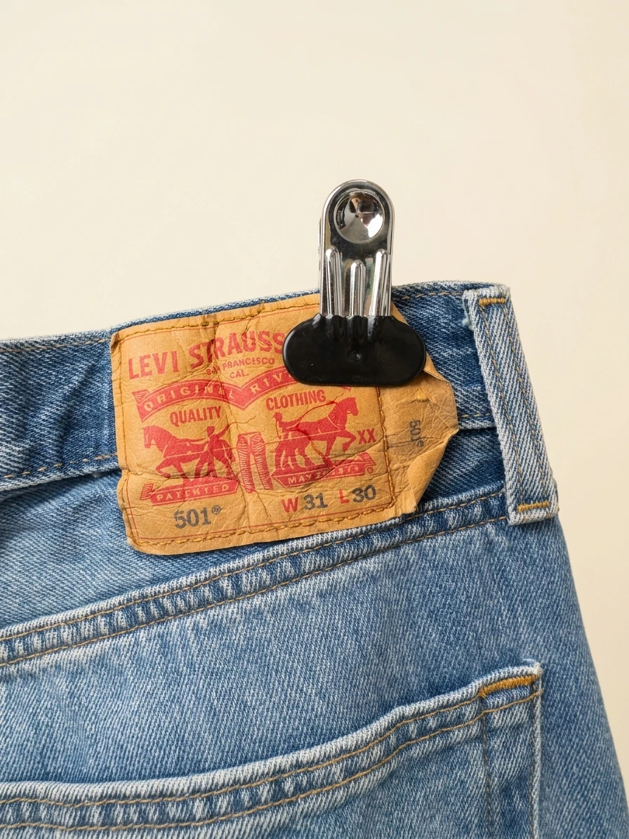 Distressed Light Wash Levi'S Jeans photo 3